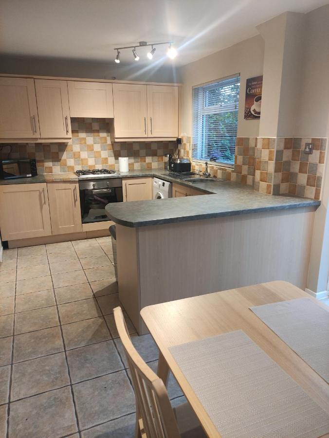 Perfect Place In Walsall/ 4 Bedroom / Long Term Workers Or Family Home Exterior foto