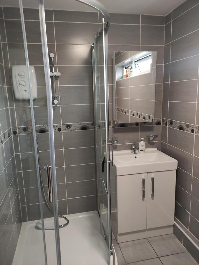 Perfect Place In Walsall/ 4 Bedroom / Long Term Workers Or Family Home Exterior foto